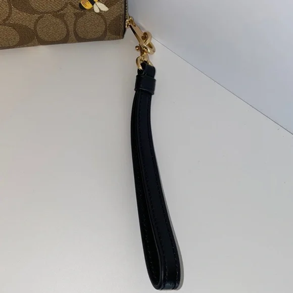 Coach Logo with Bee Print Wristlet Zip Around Accordion Style Wallet Like New - Picture 4 of 12